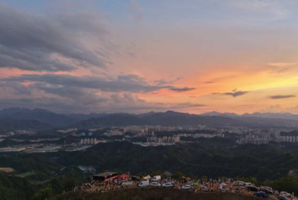 郧阳园岭山：晚霞里的城市观景台
