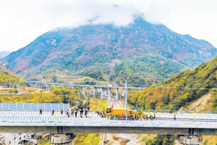 30吨钢轨毫米级铺设！西十高铁穿山“绣花”全揭秘