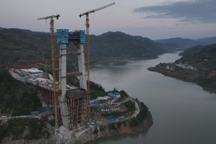 136米高空施工，十巫南高速新洲特大桥“肩膀”浇筑完成