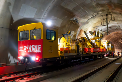 西十高铁湖北段“动力生命线”开始架设