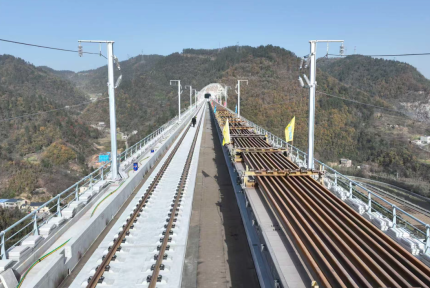 西十高铁全线铺轨贯通